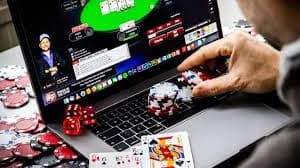 Aplikasi mobile debit777 menampilkan meja live dealer dengan antarmuka yang intuitif dan responsif